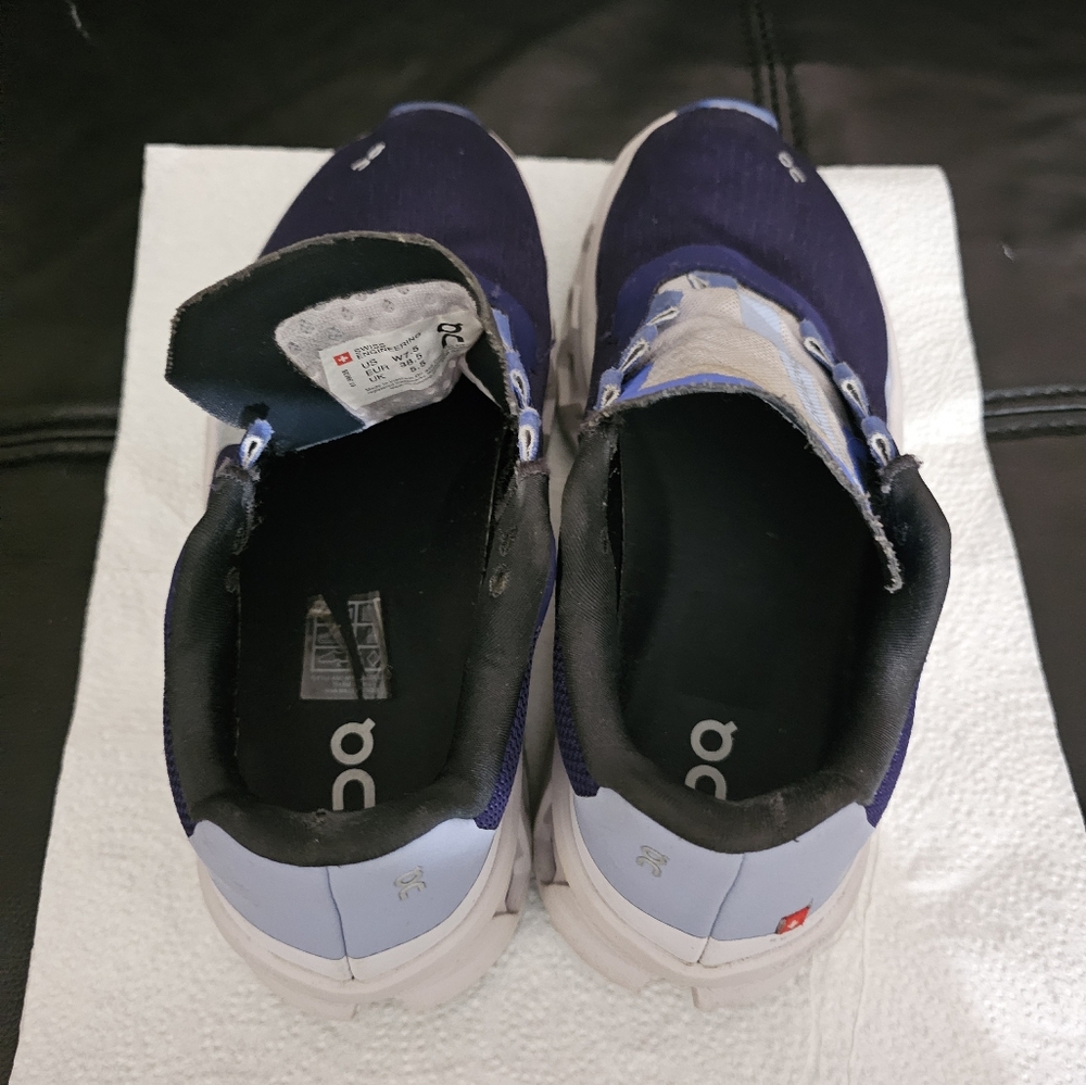 On sneakers - Picture 6 of 9